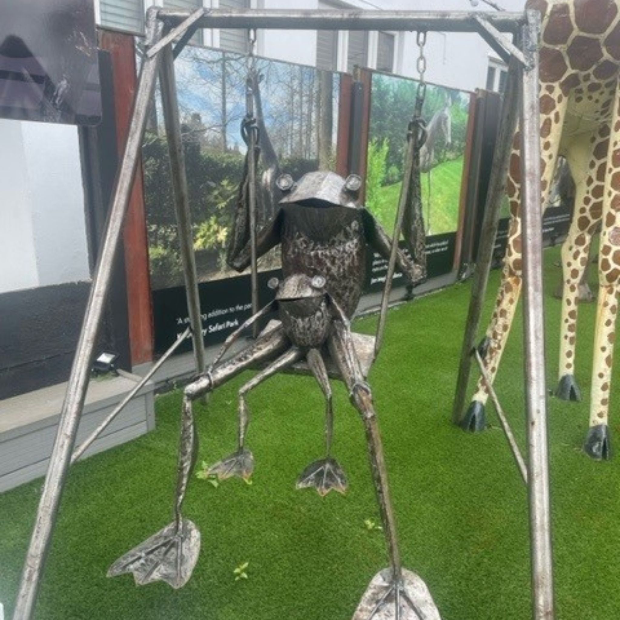 Swinging Frog - Pangea Sculptures